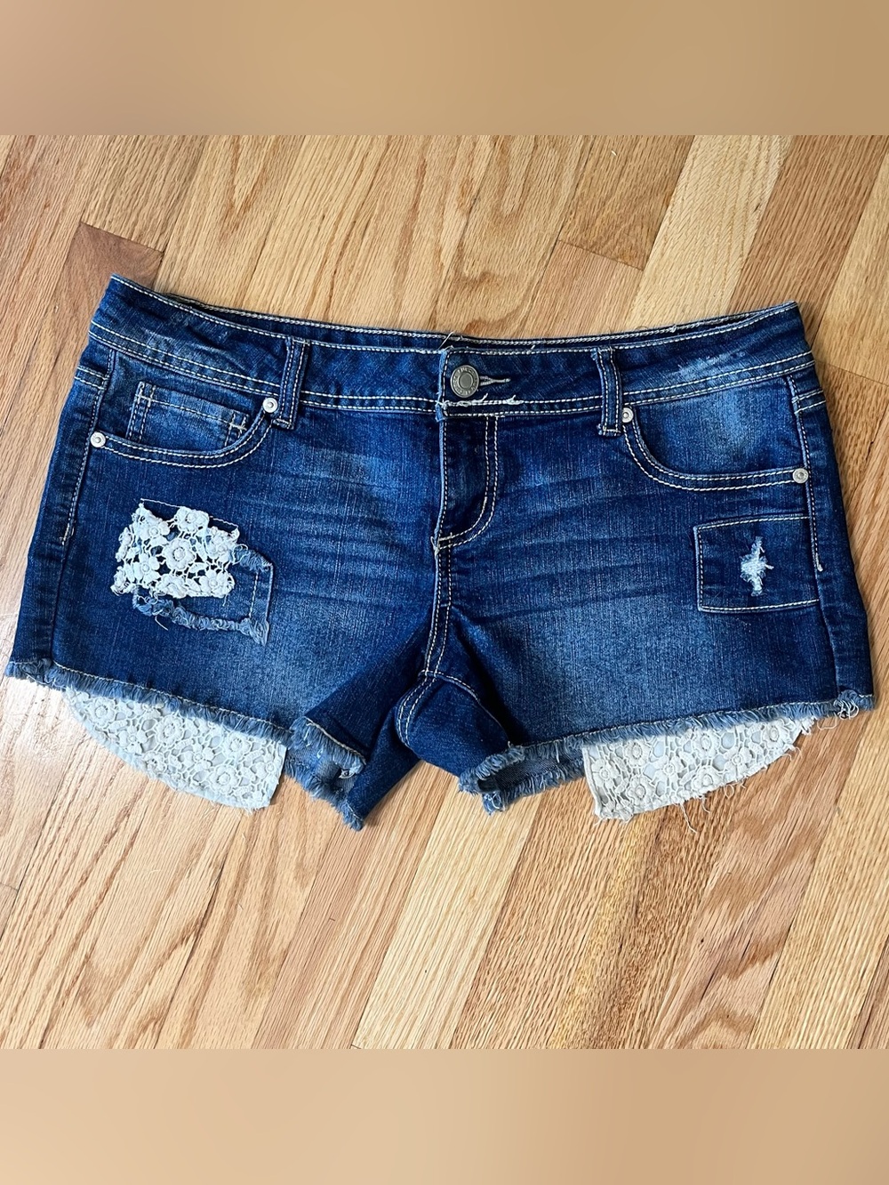 Rue 21 Jean Shorts
Womens Size 9/10 Blue
Denim Cutoff Frayed
Embroidery And Lace